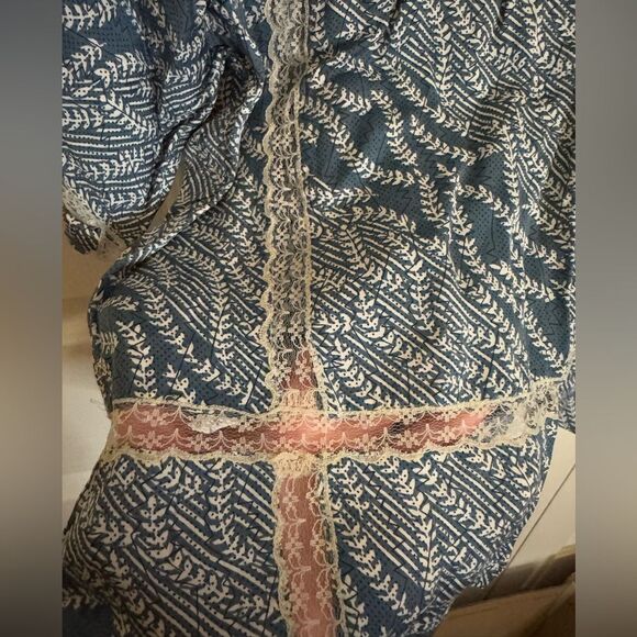 Lollys Laundry blouse size Medium in blue linen with white lace Pre-Loved - Picture 7 of 10